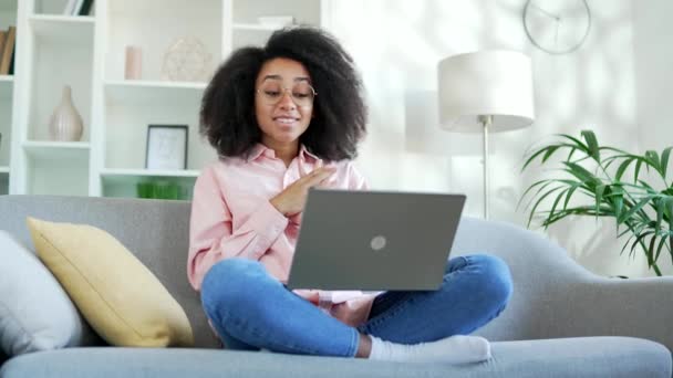 Glad Ung Afrikansk Amerikansk Kvinna Talar Videosamtal Med Bärbar Dator — Stockvideo