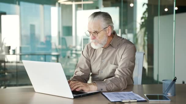 Frustrated Stressed Senior Gray Haired Bearded Businessman Reads Bad News — Stock Video