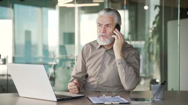 Homem Negócios Barbudo Irritado Cabelos Grisalhos Sênior Discutindo Falando Telefone — Vídeo de Stock
