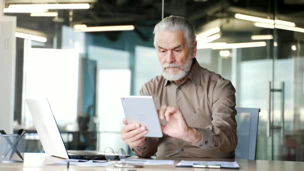 Serious Thoughtful Senior Gray Haired Bearded Businessman Using Digital Tablet — Stock Video
