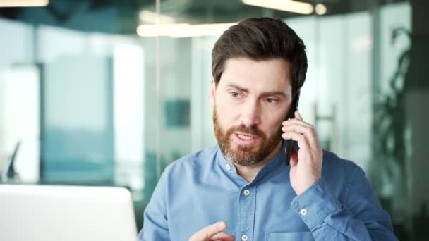 Gerente Insatisfeito Irritado Discutindo Falar Telefone Enquanto Sentado Local Trabalho — Vídeo de Stock