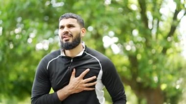 Yetişkin bir adam parkta koşarken kalp krizi ya da göğüs ağrısı geçirmiş. Acı içinde göğsünü tutar ve eliyle masaj yapar. Yorgun sporcu kalbindeki gerilimden muzdariptir. Sağlık hizmeti kavramı