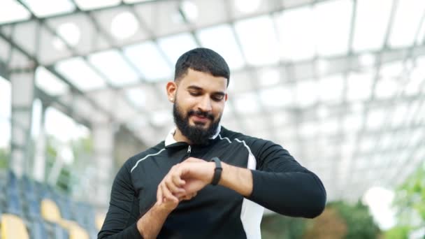Sakallı Erkek Koşucu Şehir Stadyumunda Duruyor Akıllı Bir Saat Gibi — Stok video