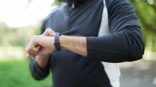 Feche Mão Homem Com Relógio Inteligente Desportista Usa Rastreador Fitness — Vídeo de Stock