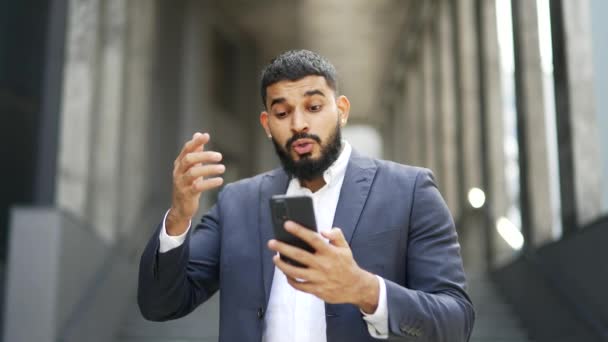 Stresli Yetişkin Adamı Ofis Binasının Yanında Dikilirken Akıllı Telefondan Kötü — Stok video