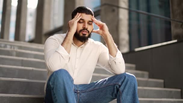 Trabajador Adulto Molesto Tiene Depresión Que Sufre Dolor Mental Sentado — Vídeos de Stock