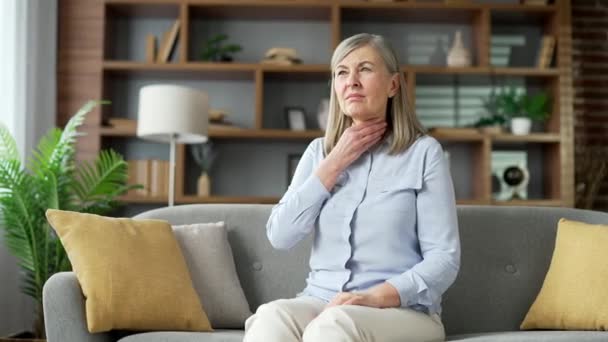 Sck Starší Šedovlasá Žena Trpící Bolestí Krku Sedí Pohovce Obývacím — Stock video