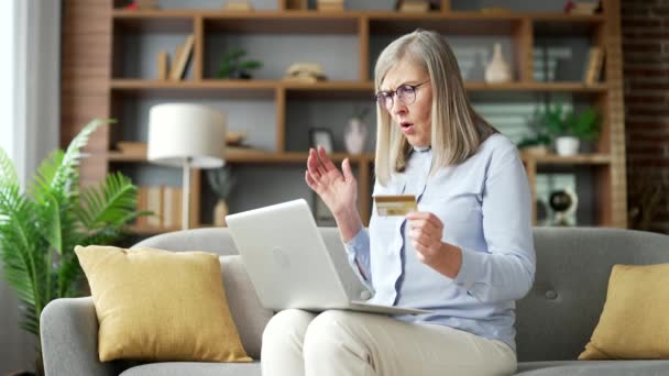 Frustrerad Senior Kvinna Upptäckte Bedrägeri När Anger Kreditkortsnummer Laptop Sitter — Stockvideo