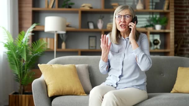 Arrabbiato Deluso Anziana Parlare Femminile Discutendo Telefono Seduto Sul Divano — Video Stock