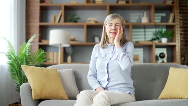 Πονάει Αυτί Άρρωστη Ηλικιωμένη Γυναίκα Υποφέρει Από Πόνο Στο Αυτί — Αρχείο Βίντεο