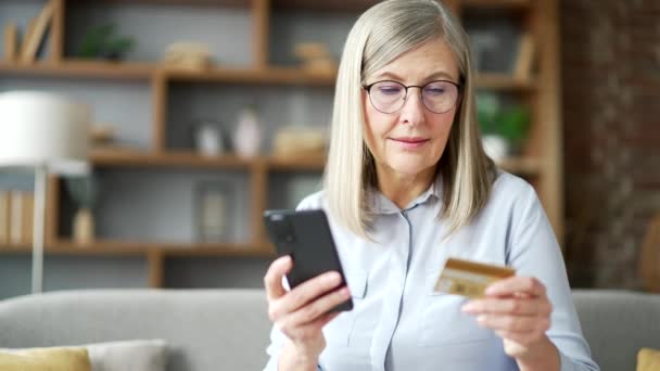 Glad Senior Kvinna Gör Online Shopping Skriva Kreditkortsnummer Telefon Sitter — Stockvideo