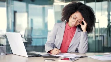 Çok çalışan Afro-Amerikan iş kadını iş yerinde masa başında otururken kendini yorgun hissediyor. Uykulu yorgun zenci kadın çalışan çok yorgun. İşte aşırı yüklenme