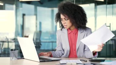 Öfkeli Afrikalı genç Amerikalı iş kadını bir bilgisayar uygulaması üzerinde çalışmakta zorlanıyor. İş yerinde evrak işleriyle uğraşıyor. Kafası karışmış muhasebecinin sorunları ve stresi var.