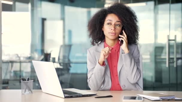 Αυτοπεποίθηση Νεαρή Αφροαμερικανή Επιχειρηματίας Μιλάει Στο Τηλέφωνο Ενώ Κάθεται Στο — Αρχείο Βίντεο