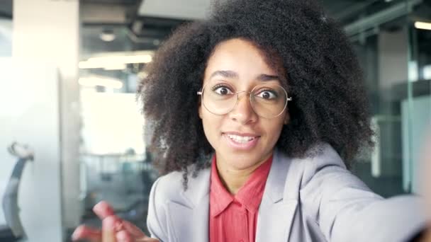 Pov Eine Junge Lächelnde Afrikanisch Amerikanische Geschäftsfrau Telefoniert Einem Geschäftsbüro — Stockvideo