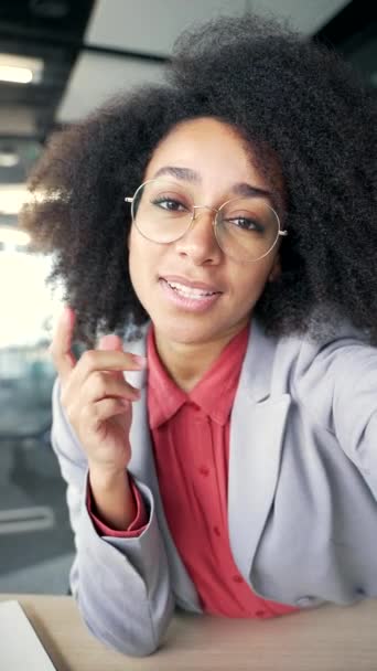 Pov Vídeo Vertical Uma Jovem Mulher Negócios Afro Americana Sorrindo — Vídeo de Stock