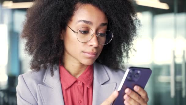 Продумана Серйозна Молода Афроамериканська Бізнес Леді Використовує Телефон Сидячи Робочому — стокове відео