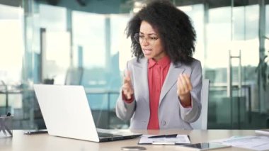 Kızgın Afro-Amerikalı iş kadını iş yerindeki iş yerinde dizüstü bilgisayarla video görüşmesi yaptığını iddia ediyor. Hüsrana uğramış siyah kadın, astlarıyla tartışır ve sorunları tarif eder.