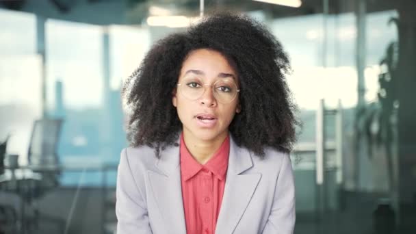 Webcam Görüntüsü Afrika Kökenli Amerikalı Kadını Yerinde Kameraya Bakarak Bir — Stok video