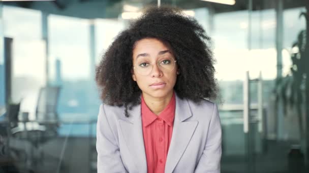 Pohled Kamery Mladá Africká Americká Zaměstnankyně Dívá Trénink Videohovorů Dívá — Stock video