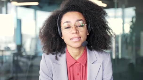 Webcam Görüntüsü Kablosuz Kulaklıklı Afro Amerikan Kadın Müşteri Temsilcisi Ofiste — Stok video
