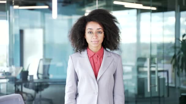 Portret Młodej Pewnej Siebie Afrykańskiej Bizneswoman Garniturze Stojącej Biurze Poważna — Wideo stockowe