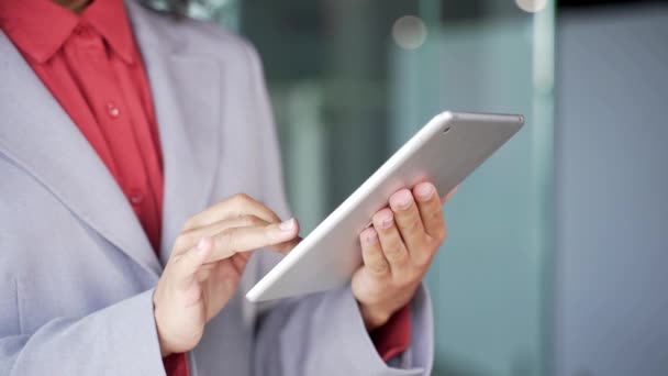 Close Mãos Femininas Segurando Usando Tablet Digital Escritório Negócios Empresária — Vídeo de Stock