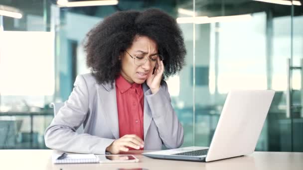 Κουρασμένη Νεαρή Αφροαμερικανίδα Επιχειρηματίας Που Υποφέρει Από Πονοκέφαλο Ενώ Εργάζεται — Αρχείο Βίντεο