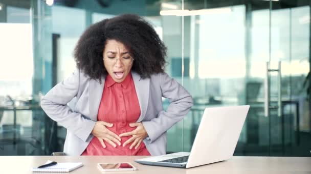Doente Jovem Empresária Afro Americana Sofrendo Dor Estômago Trabalhando Laptop — Vídeo de Stock