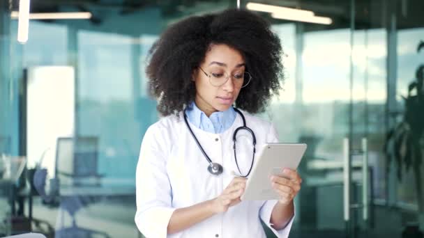Νεαρή Αφροαμερικανίδα Γιατρός Μιλάει Βιντεοκλήση Χρησιμοποιώντας Ψηφιακή Ταμπλέτα Στην Κλινική — Αρχείο Βίντεο