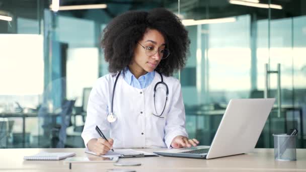 Jovem Médica Afro Americana Casaco Branco Escreve Uma Receita Olhando — Vídeo de Stock