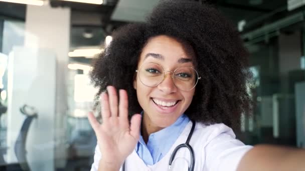 Pov Šťastná Africká Americká Doktorka Mluví Videohovoru Nemocniční Klinice Usmívající — Stock video