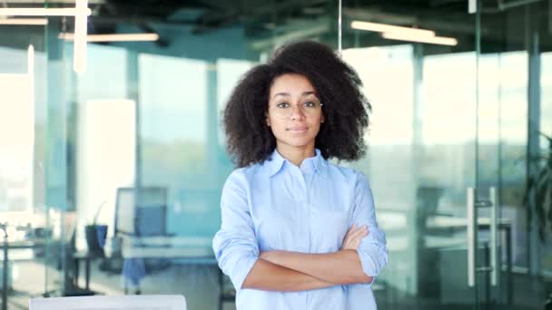 Yerinde Mavi Gömlekli Mutlu Bir Afro Amerikan Kadın Çalışanın Portresi — Stok video