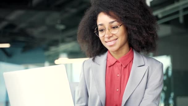 Mladá Africká Americká Zaměstnankyně Píšící Notebooku Sedící Pracovišti Obchodní Kanceláři — Stock video