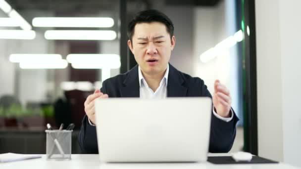 Frustrovaný Stresovaný Asijský Podnikatel Čte Špatné Zprávy Notebooku Zatímco Sedí — Stock video