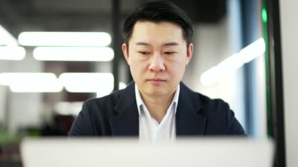Usmívající Asijský Podnikatel Používá Notebook Který Sedí Pracovišti Obchodní Kanceláři — Stock video