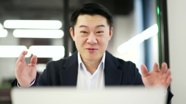 Šťastný Nadšený Asijský Podnikatel Obdržel Skvělé Zprávy Notebooku Sedí Pracovišti — Stock video