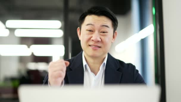 Elégedett Boldog Ázsiai Üzletember Kapott Nagy Hírt Laptopon Miközben Ült — Stock videók