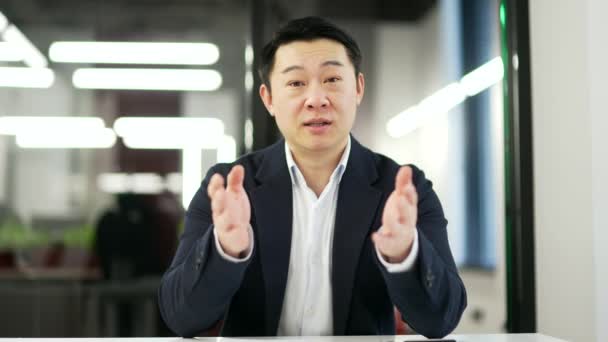 Widok Kamery Azjatycki Biznesmen Rozmawiający Przez Wideo Rozmowę Patrząc Kamerę — Wideo stockowe