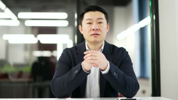 Pohled Kamery Asijský Podnikatel Formálním Obleku Sledovat Video Hovor Školení — Stock video