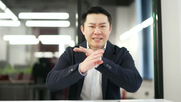 Webkamerára Néző Dühös Ázsiai Üzletember Aki Videohíváson Vitatkozik Miközben Üzleti — Stock videók