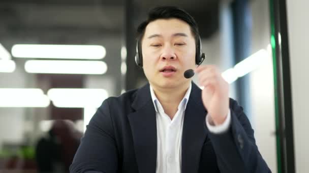 Pohled Kamery Asijský Obchodník Sluchátkách Mluví Videohovoru Dívá Kameru Která — Stock video