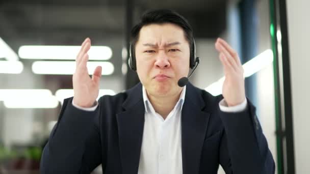 Vista Cámara Web Enojado Asiático Hombre Negocios Auriculares Discutiendo Videollamada — Vídeos de Stock