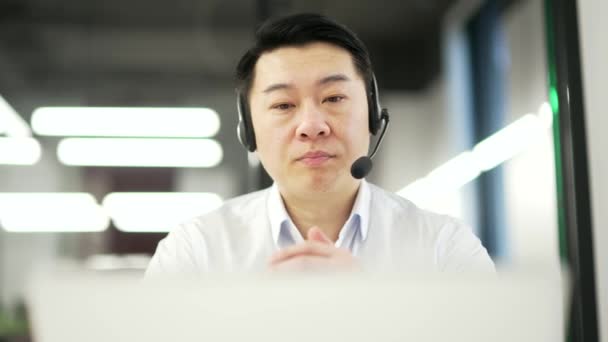 Azjatycki Operator Korporacyjny Który Pracuje Obsłudze Klienta Mówi Przez Połączenie — Wideo stockowe