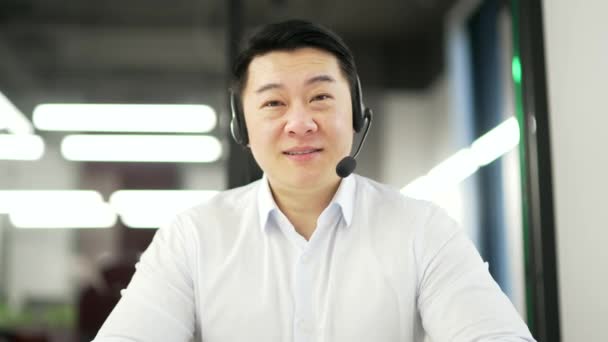 분야에서 일하는 아시아 운영자는 카메라를 통화로 말합니다 비즈니스 사무실에서 사항을 — 비디오
