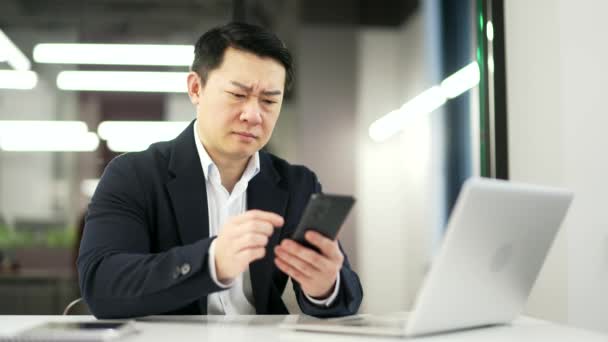 Hombre Asiático Frustrado Que Tiene Problemas Con Software Servicio Teléfono — Vídeos de Stock