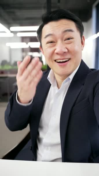 Pov Vertikální Video Usmívající Asijský Podnikatel Formálním Obleku Mluvící Videohovoru — Stock video