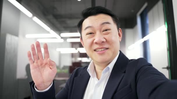 Pov Usměvavý Asijský Podnikatel Formálním Obleku Který Mluví Videohovoru Pomocí — Stock video