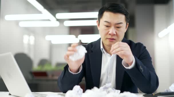 Overarbeidet Asiatisk Forretningsmann Lei Papirarbeid Som Sitter Arbeidsplassen Skrivebordet Kontoret – stockvideo