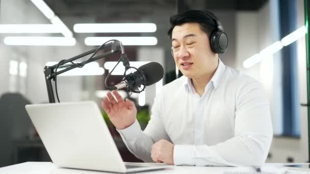 Sorrindo Asiático Tutor Fones Ouvido Sem Fio Dando Vídeo Chamada — Vídeo de Stock